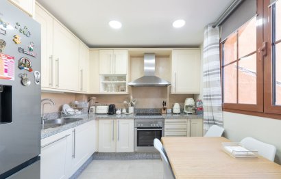 Resale - Apartment - Middle Floor Apartment - Benahavís - Benahavís Centro