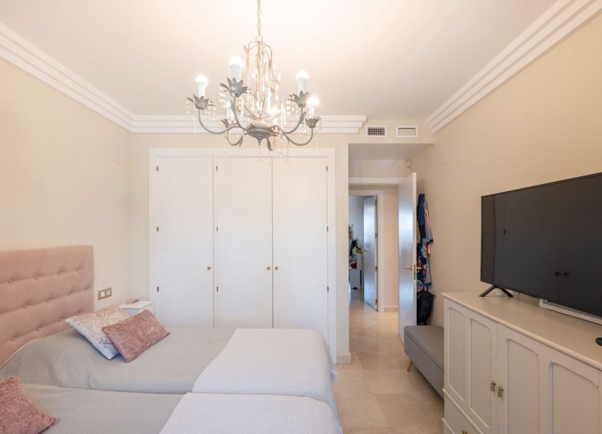 Resale - Apartment - Middle Floor Apartment - Benahavís - Benahavís Centro